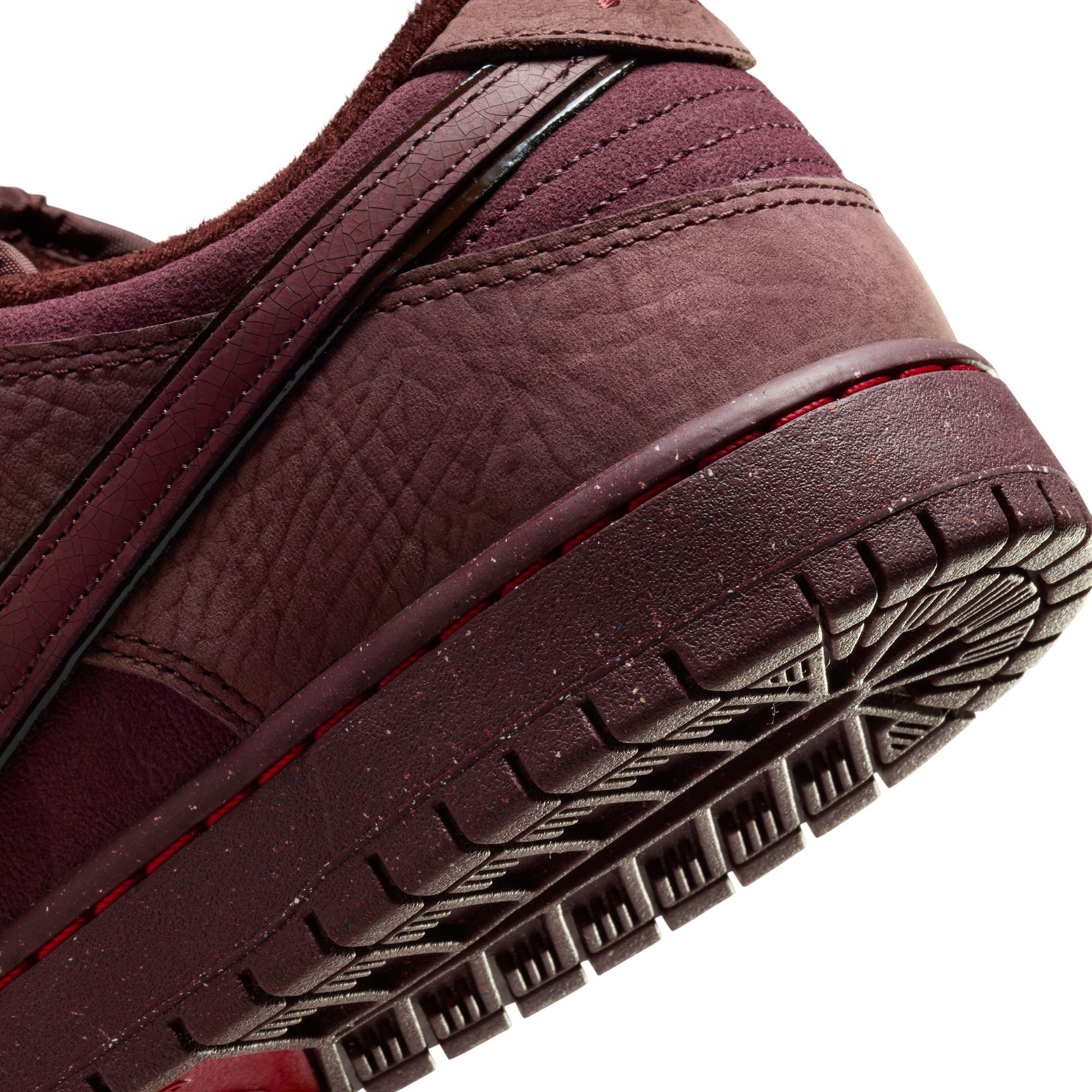 NIKE SB DUNK LOW PREMIUM - BURGUNDY CRUSH/DARK TEAM RED-EARTH