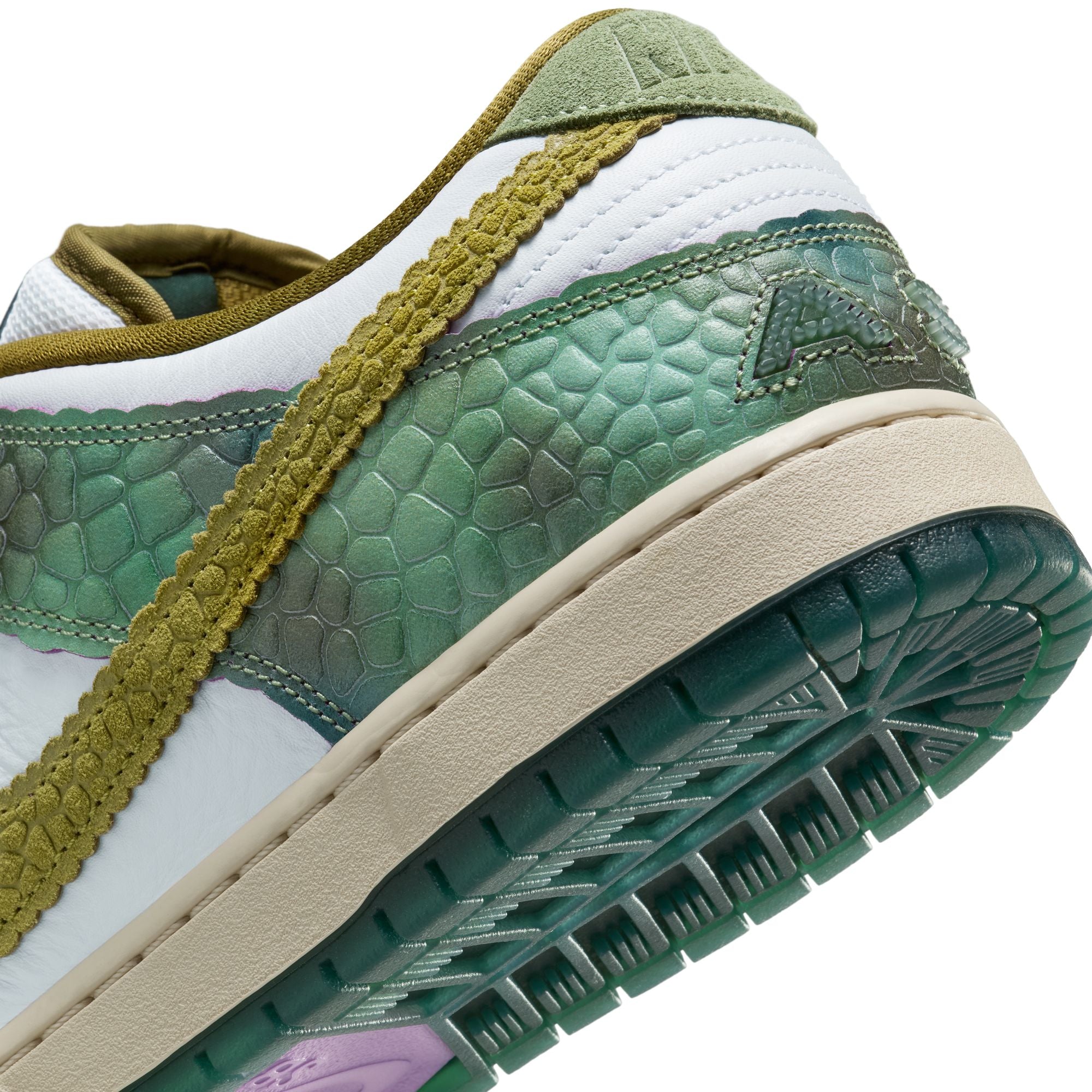 Nike SB Dunk Low Pro - Oil Green/Desert Moss-White