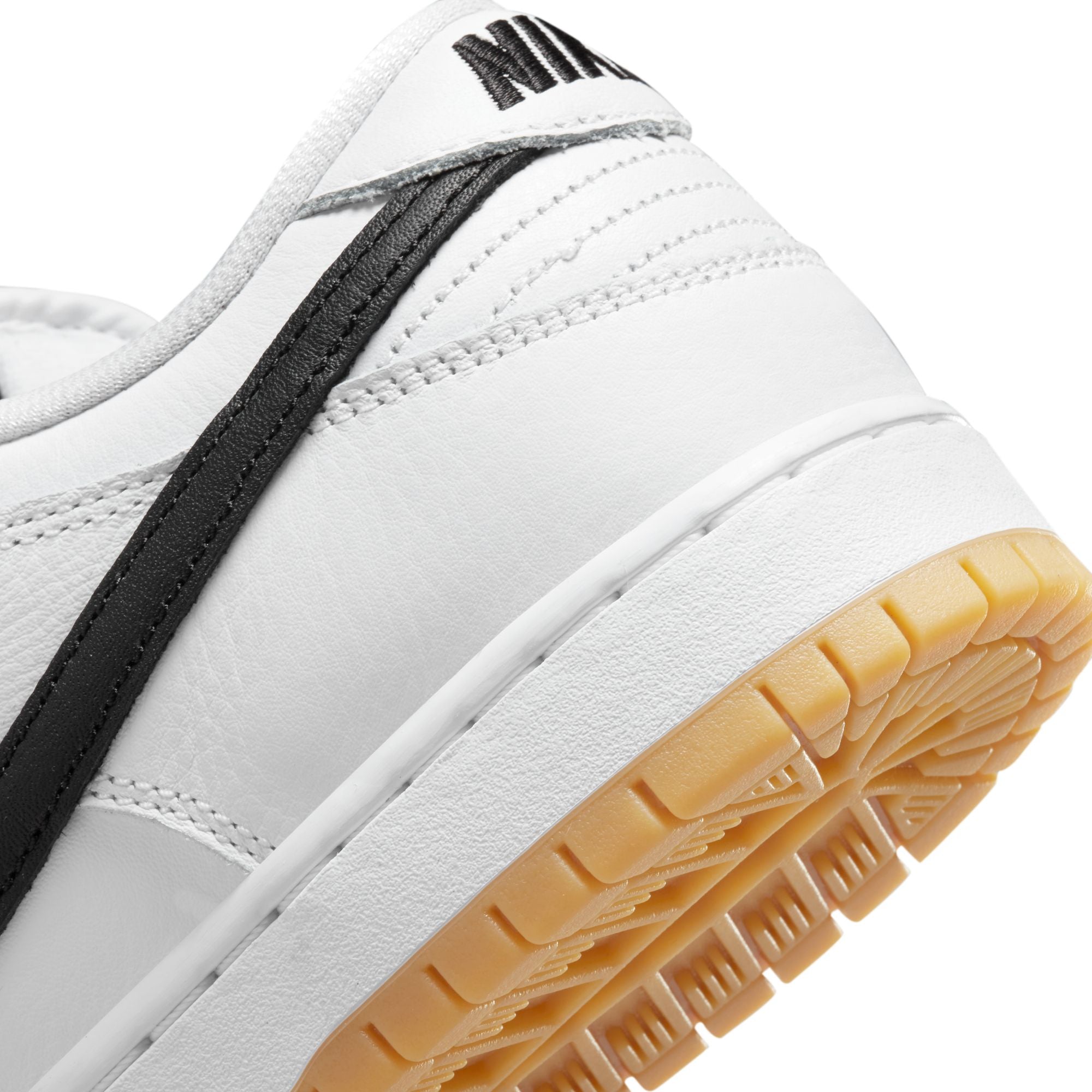 NIKE SB DUNK LOW PRO - WHITE/BLACK-WHITE-GUM LIGHT BROWN